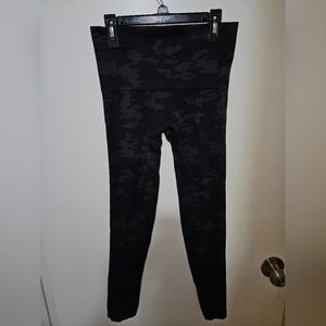 Spanx Seamleas Black Camouflage Leggings